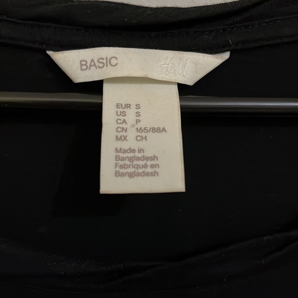 Simple black tee - Picture 4 of 5